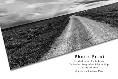 Fotografie de câmpie minunată Imprimare alb -negru a Dirt Road care conduce prin Prairie Tallgrass în ziua furtunoasă în Kansas