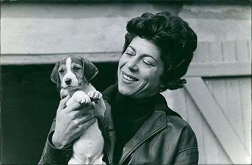 Fotografie de epocă a lui Monique de Rothschild ținând un cățeluș, 1964.