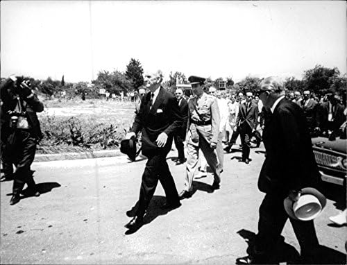 Fotografie de epocă a lui Georgios Papandreou mergând cu alți oameni.